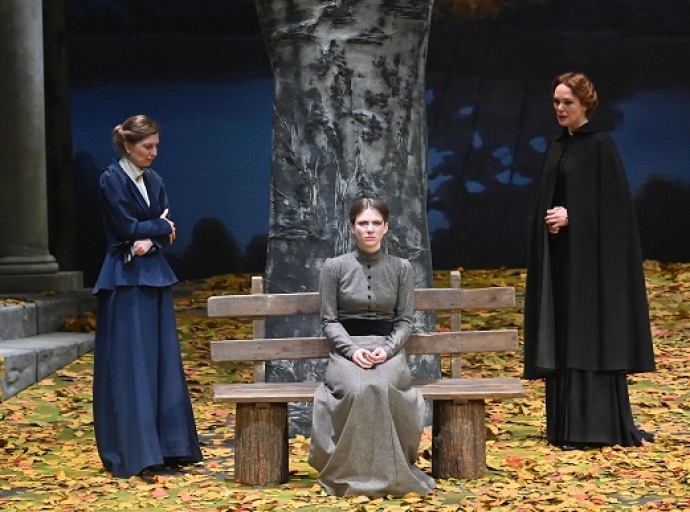 «Три сестры» Чехова на сцене НОВАТа